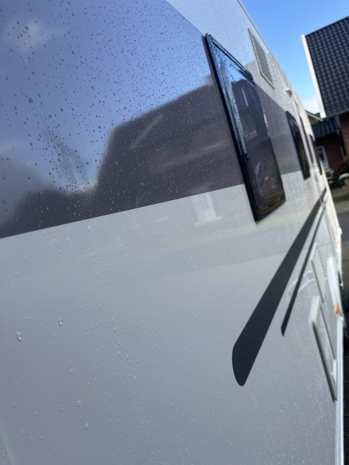 Wohnmobil strahlt wieder weiß