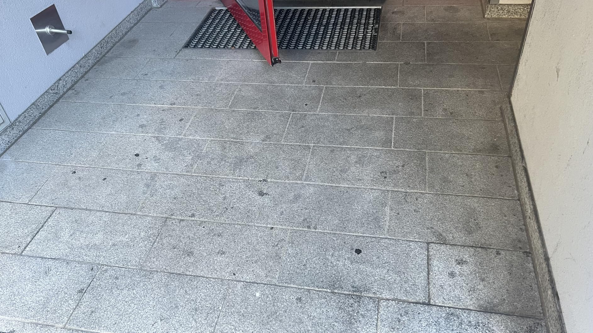 Fettfleck vorm Haus weg