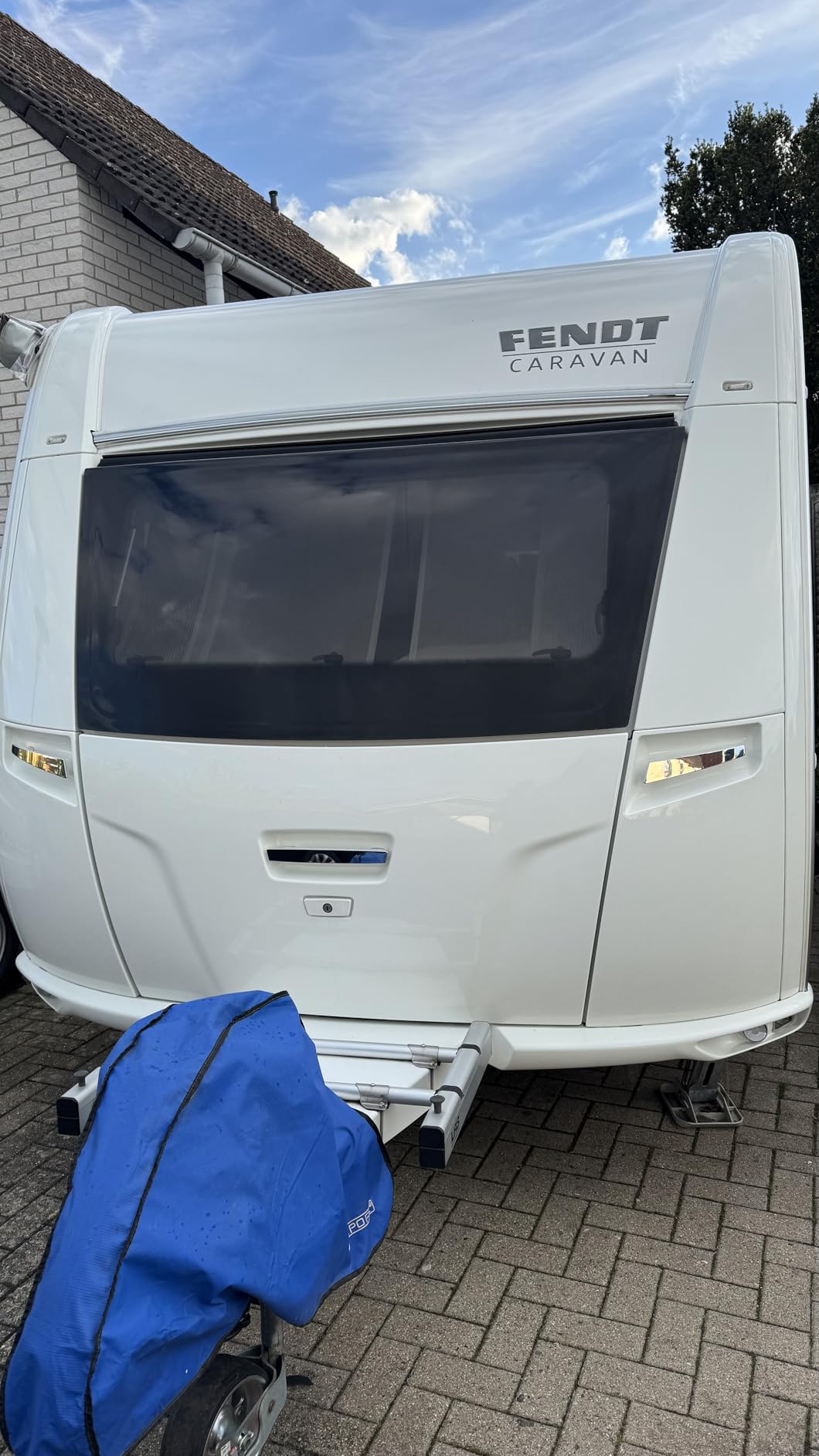 Wasser perlt super ab am Wohnwagen