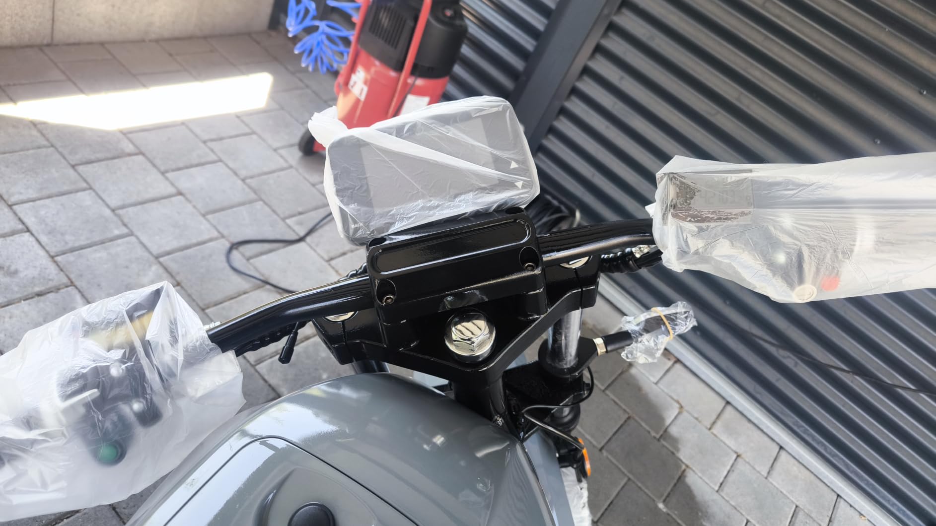 Schwarze Verkleidung sieht wieder neu aus